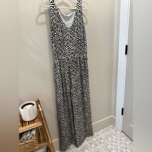 Black and White Geometric wide leg pant/jumper with pockets